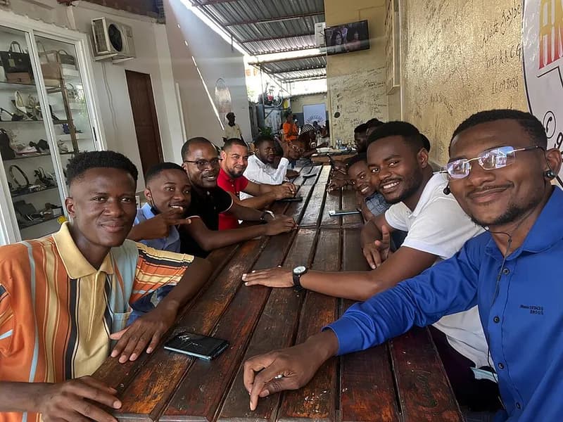 Teléfono móvil junto a comida de un restaurante