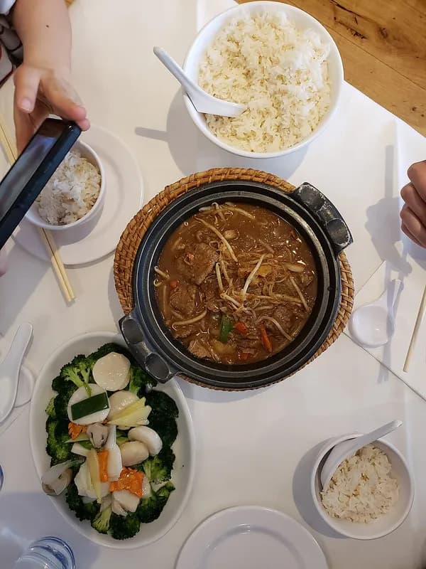 Clientes disfrutando en la mesa de un restaurante