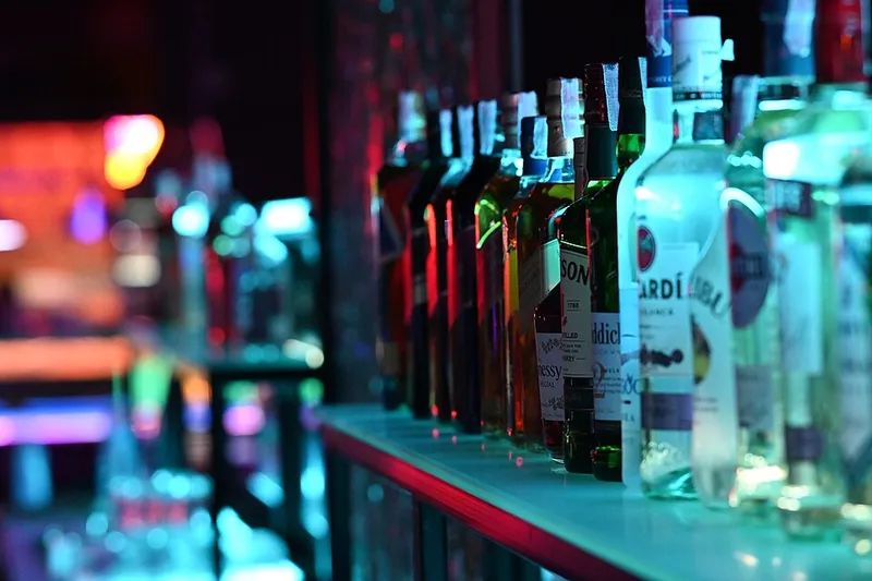 Refrigerador de restaurante surtido con aguas, refrescos y bebidas embotelladas para venta al mayoreo