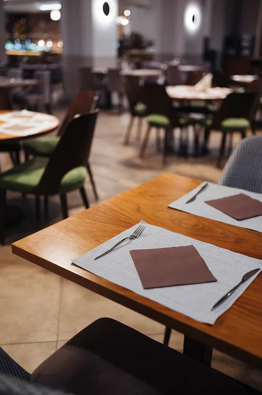 Despensa inicial de insumos organizada en la cocina de un restaurante nuevo