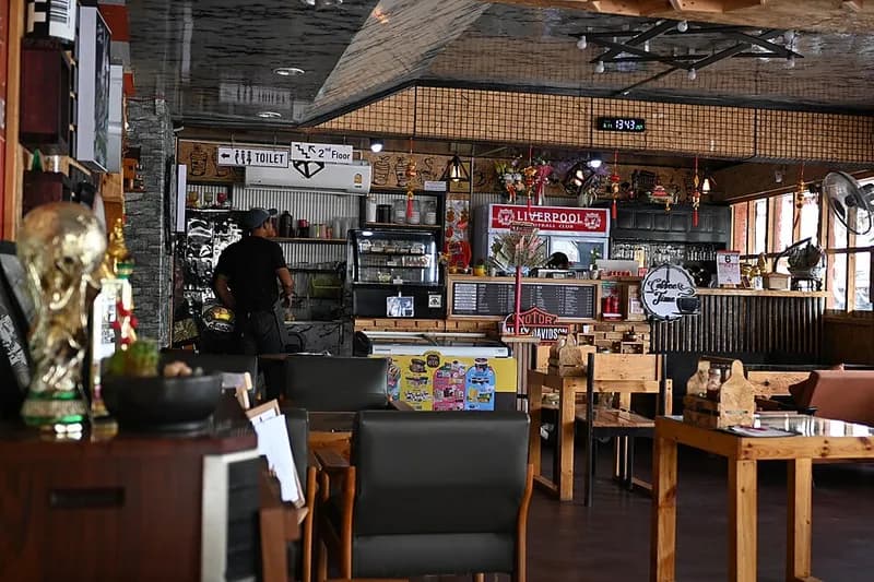 Interior acogedor de un restaurante con detalles de marca