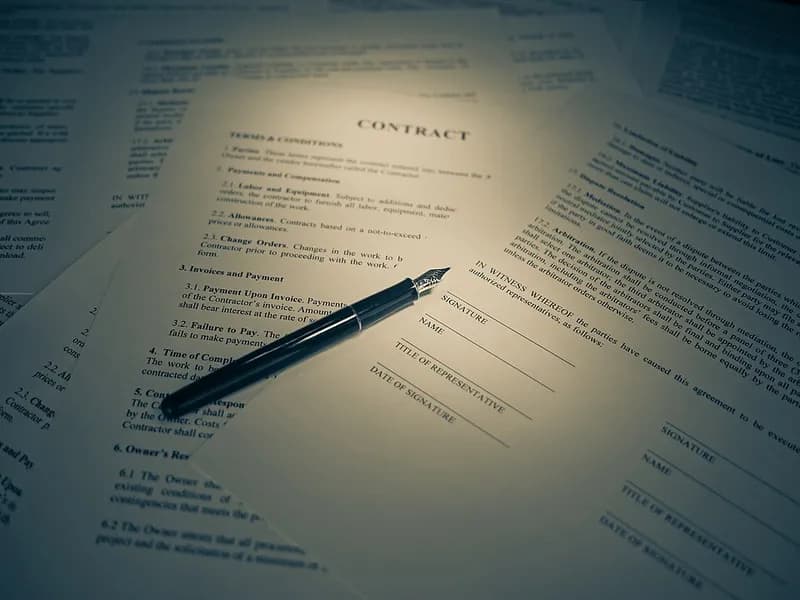 Documentos laborales sobre el escritorio de un restaurante