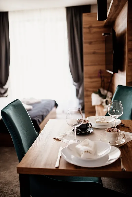 Comedor elegante de un restaurante con mesas y decoración cuidada