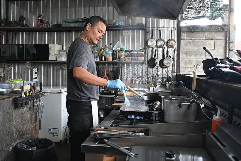 Cocina profesional elaborando platillos durante el servicio