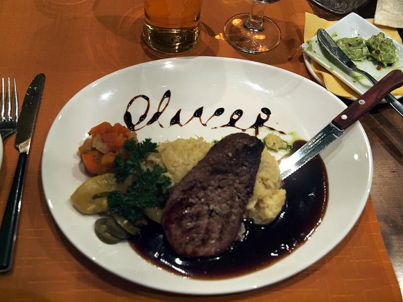 Corte de carne servido en un restaurante con ambiente cálido