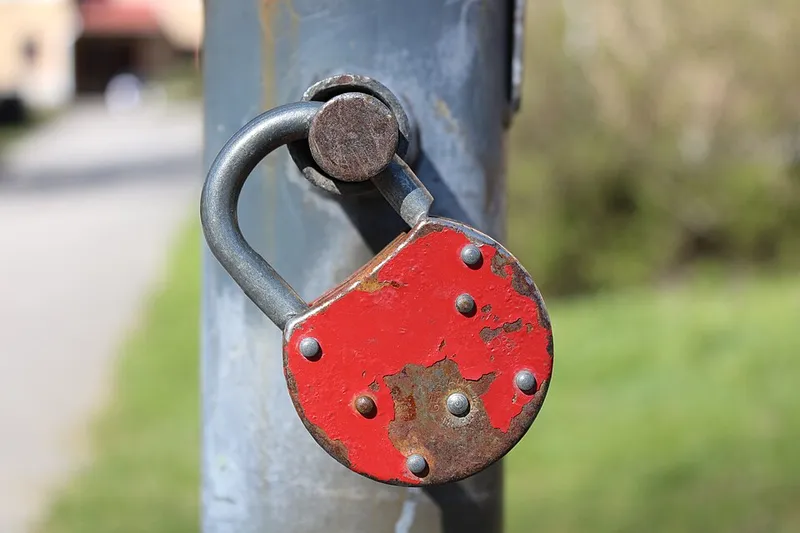 Seguridad de datos representada con un candado digital