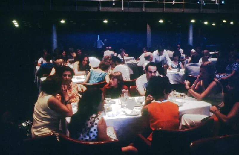 Restaurante lleno de clientes en horario de temporada alta