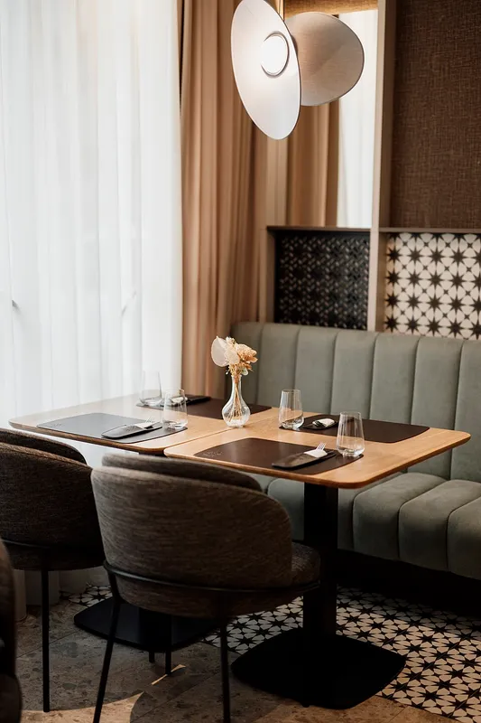 Interior de un restaurante con mesas listas para recibir clientes