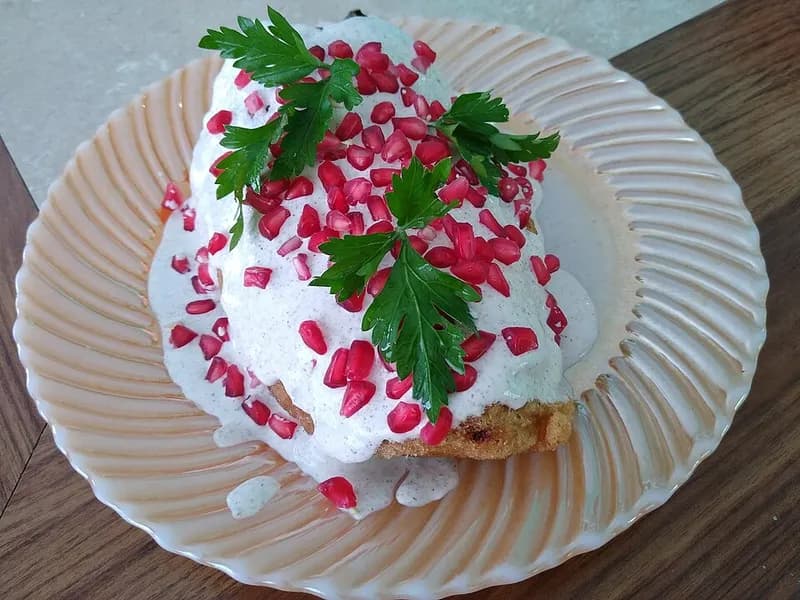 Platillo festivo servido en un restaurante para celebraciones de fiestas patrias