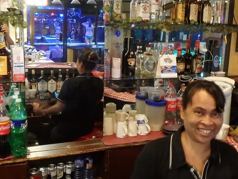 Bar de un restaurante con bebidas y ambiente de servicio
