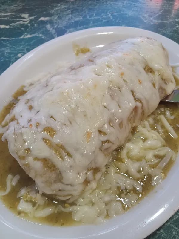 Comida mexicana tradicional con salsas y guarniciones sobre la mesa