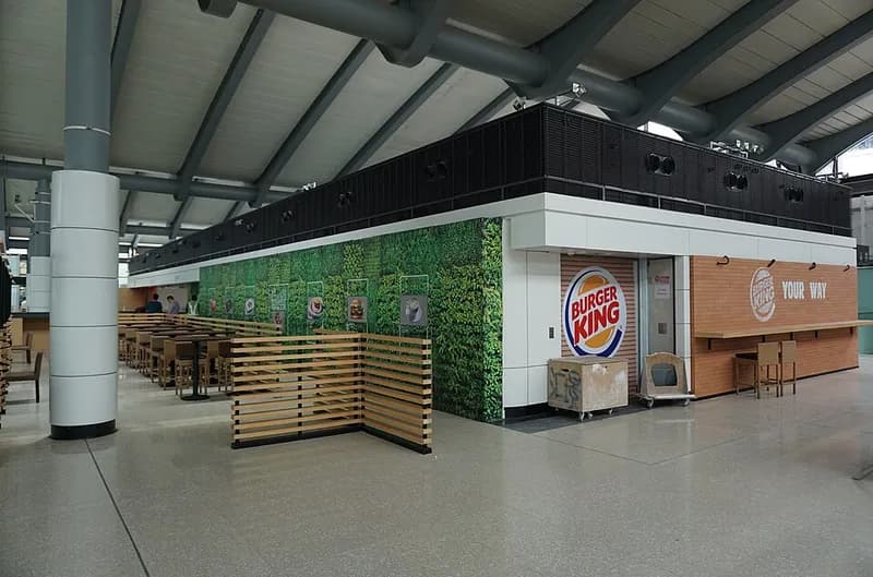 Empresario mexicano planificando la expansión y franquicia de su restaurante