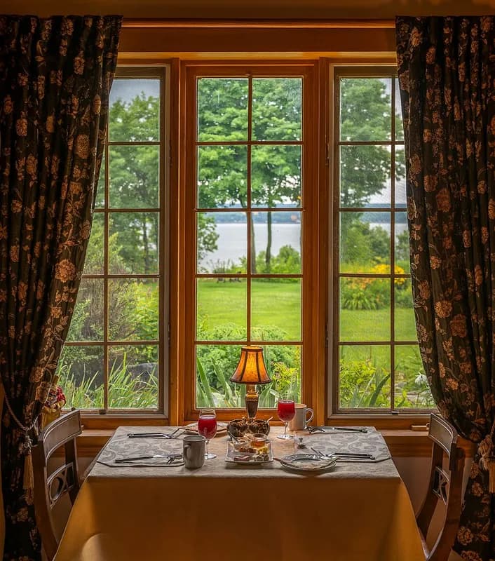 Desayuno servido en la mesa de un restaurante con luz natural