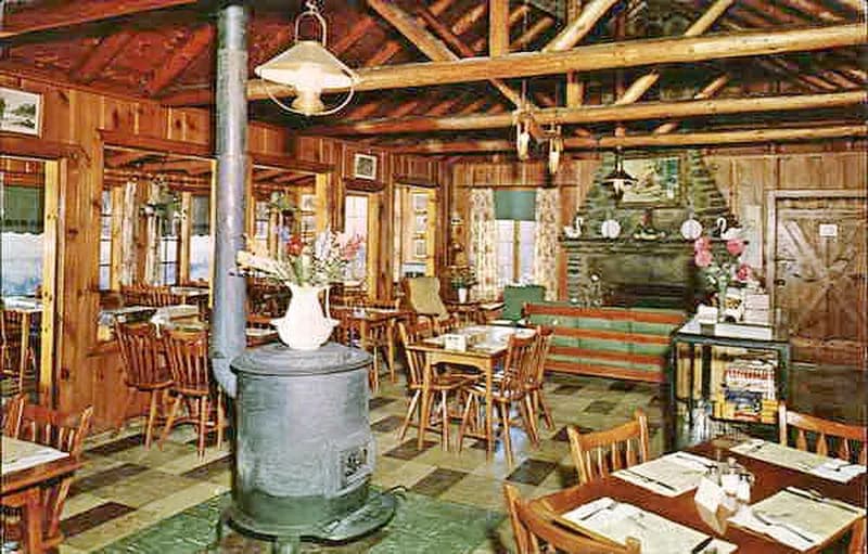 Ambiente cálido de un restaurante con comensales y mesas servidas
