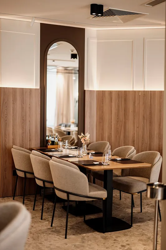 Mesa puesta de un restaurante lista para el servicio