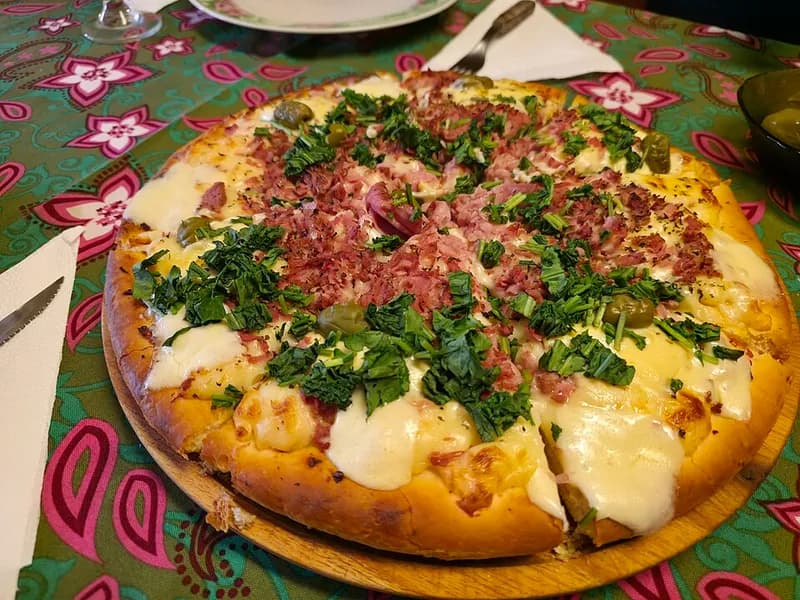 Pizza gourmet servida en un restaurante de ambiente moderno