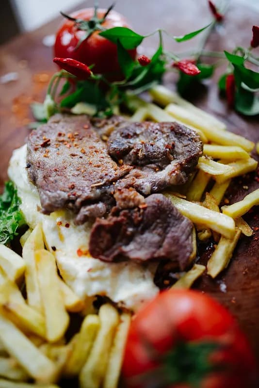 Plato de comida servida con ingredientes frescos