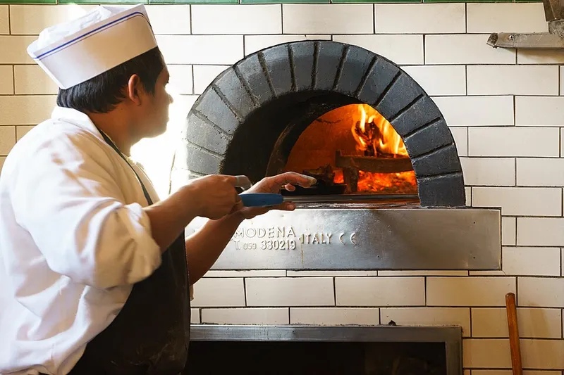 Pizza artesanal recién horneada lista para servir en el restaurante
