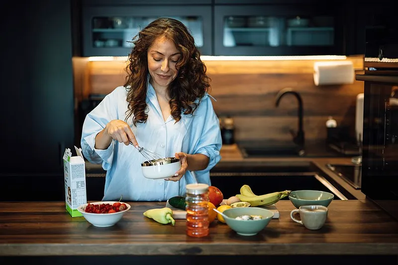 Bowl saludable con ingredientes frescos acomodados para conteo
