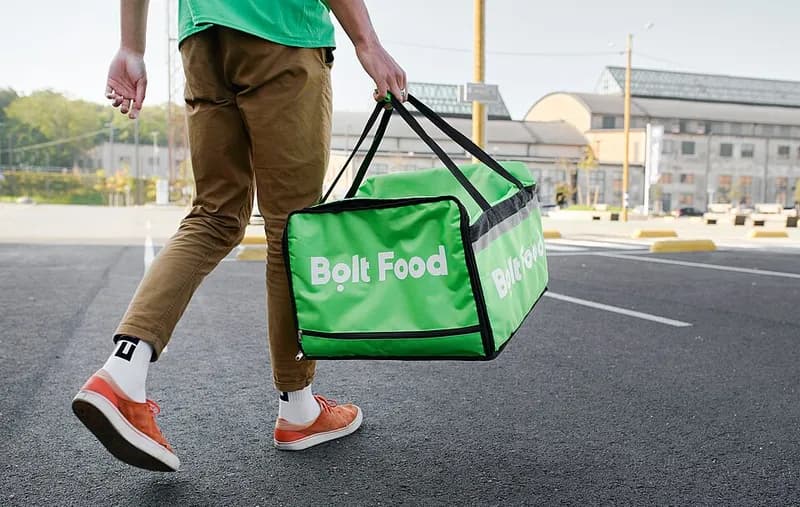 Repartidor de comida con bolsa de delivery en mano