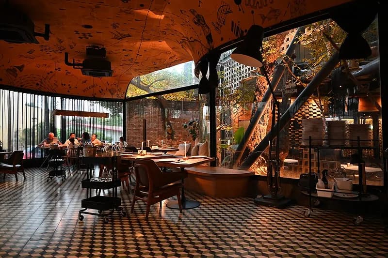 Interior moderno de un restaurante con iluminación cálida