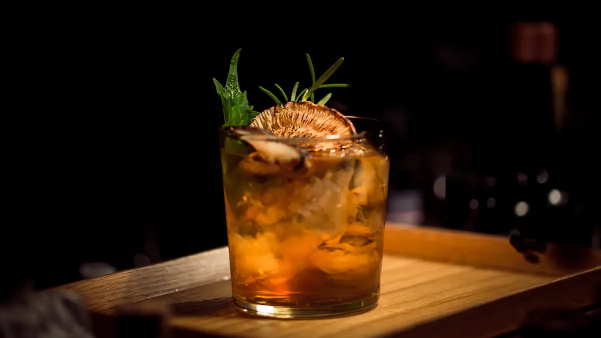 Bar de un restaurante con bebidas y ambiente de servicio