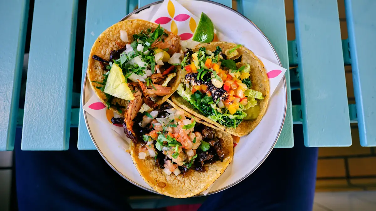 Comida mexicana tradicional con salsas y guarniciones sobre la mesa