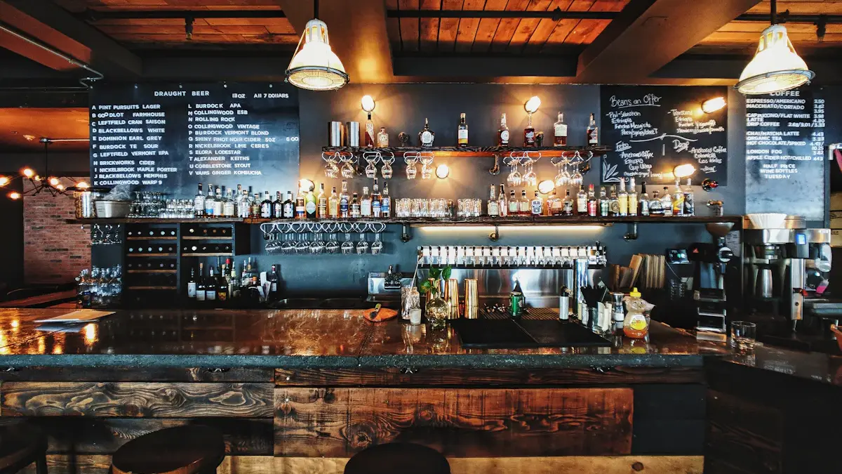 Reloj de pared sobre una mesa de restaurante con menú
