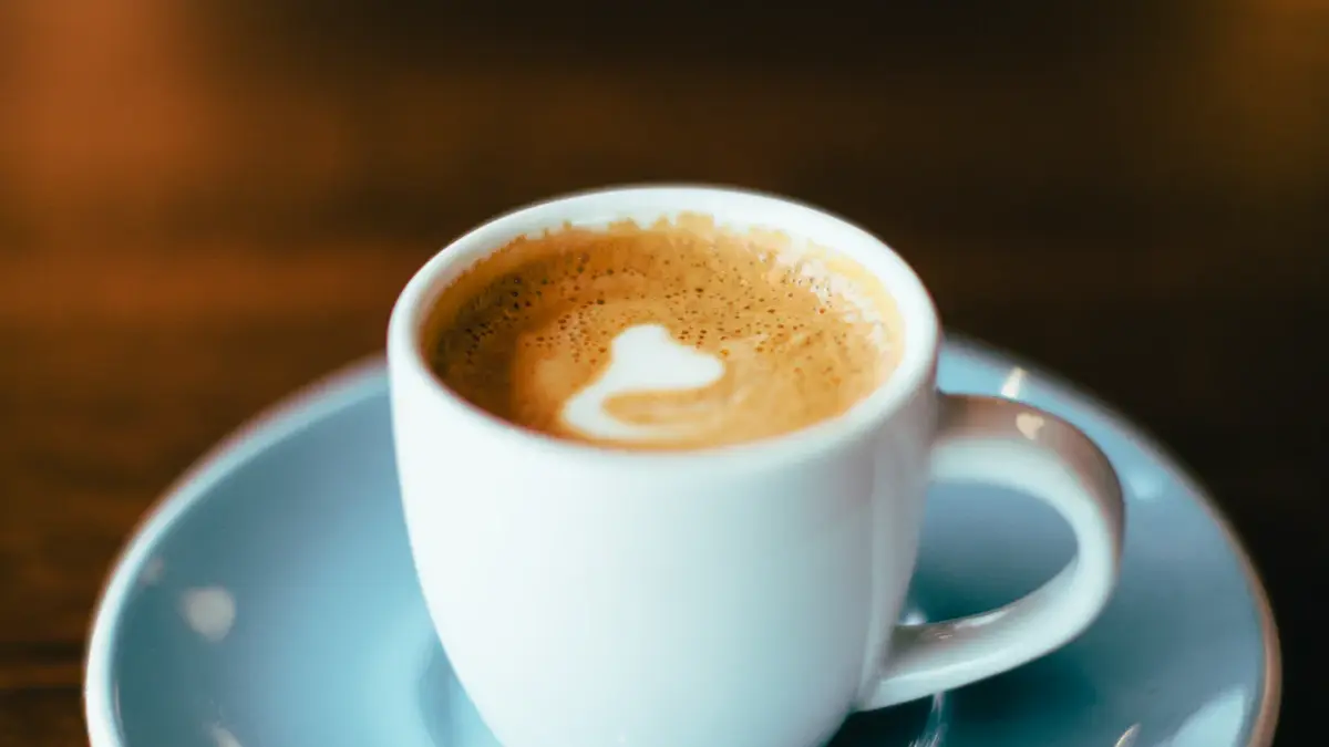 Desayuno servido en la mesa de un restaurante con luz natural