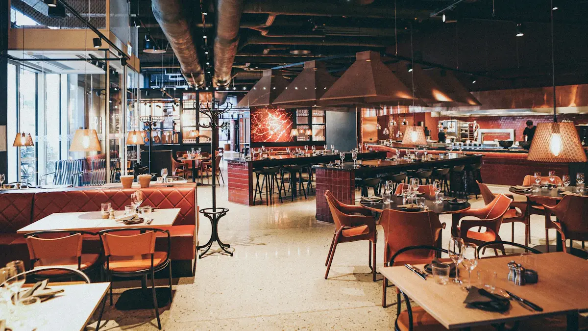 Interior acogedor de un restaurante con iluminación cálida