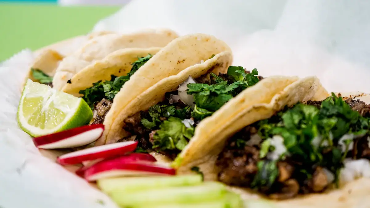 Plato de tacos mexicanos con salsa y limones para fiestas patrias