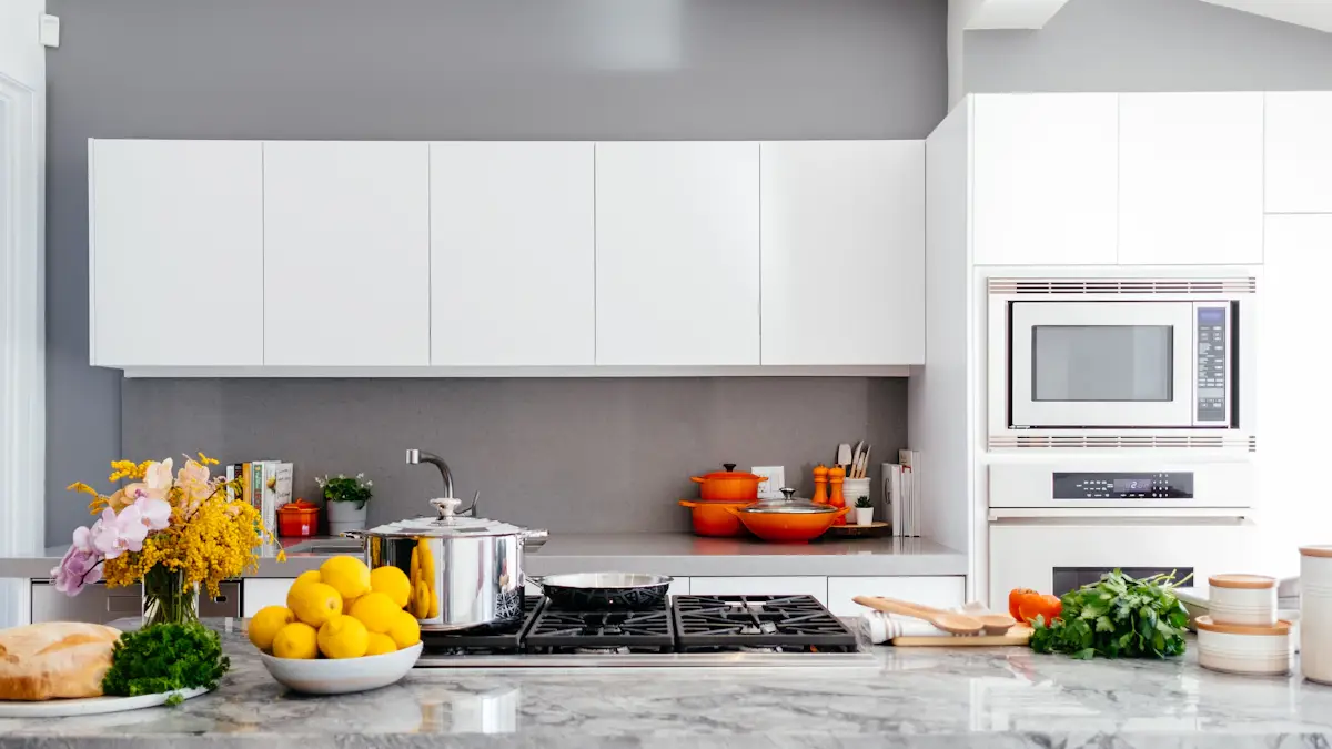Preparación de ingredientes en la cocina con utensilios organizados