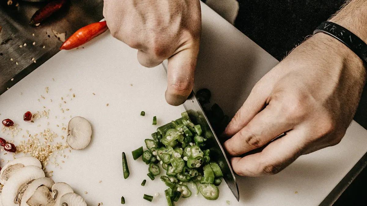 Guantes de limpieza y utensilios desinfectados en la cocina