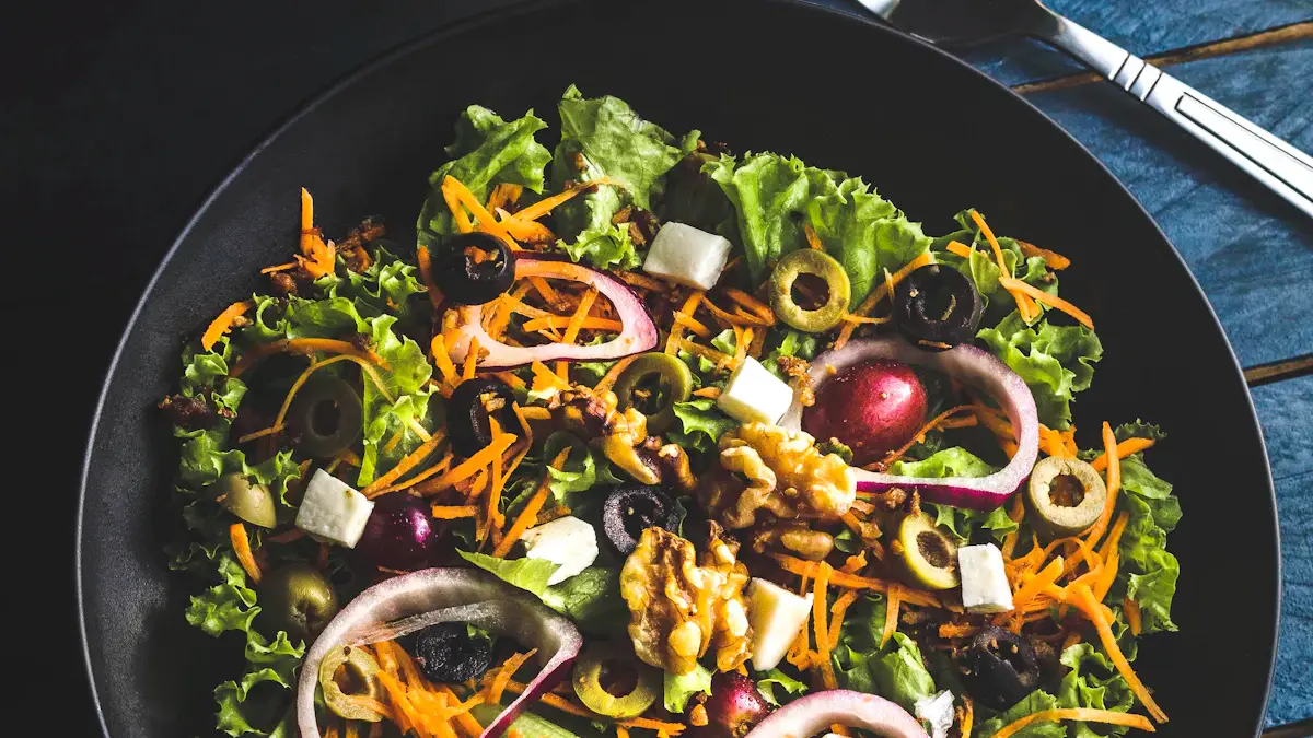 Plato de comida servida con ingredientes frescos