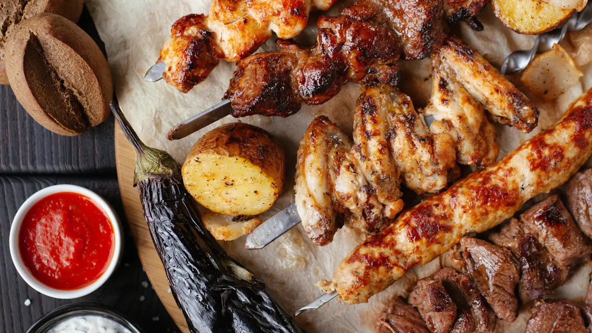 Carne a la parrilla en una plancha de cocina profesional