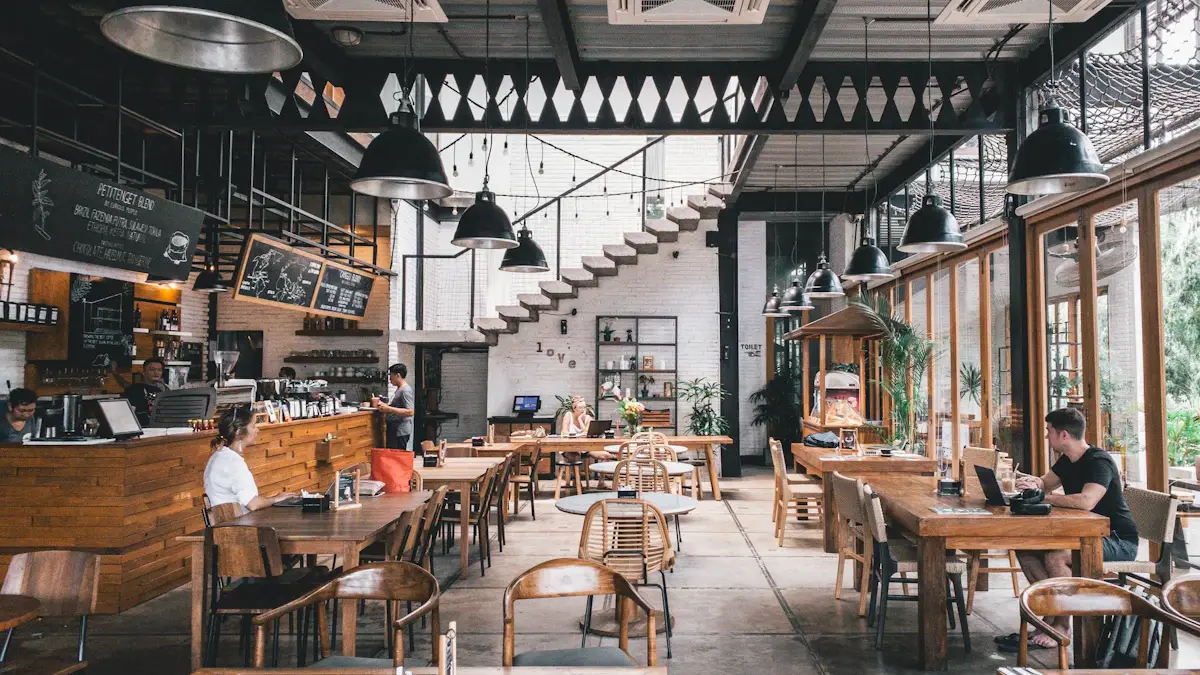 Restaurante lleno de clientes en horario de temporada alta